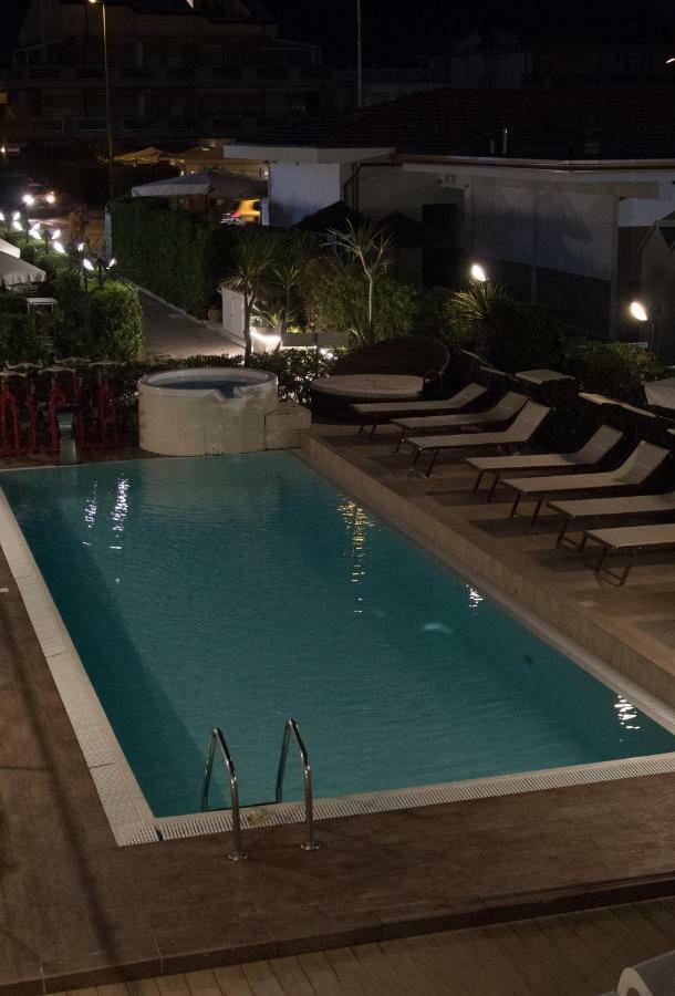 Hotel Delfino Marina Di Carrara Zewnętrze zdjęcie